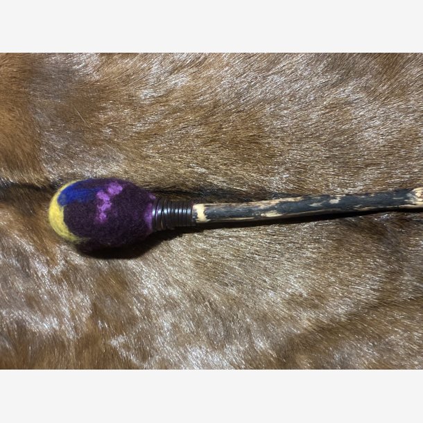 Trommestik p gren fra skoven 