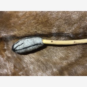 Trommestik p gren fra skoven 