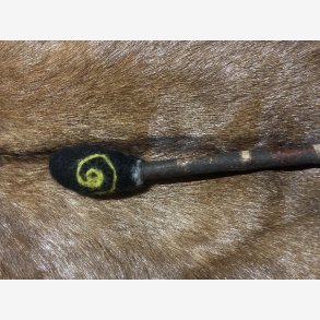 Trommestik p gren fra skoven 